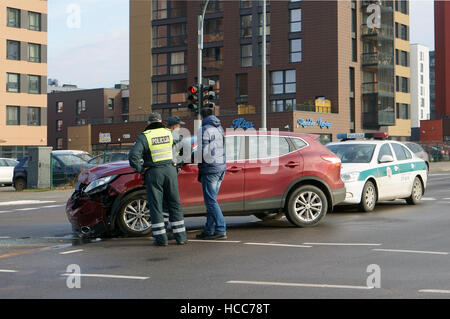 VILNIUS, LITUANIE - 19 NOVEMBRE 2016 : les agents de police sont étudier le lieu accident de voiture à l'intersection et interrogé le conducteur de la voiture Banque D'Images