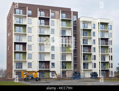 VILNIUS, LITUANIE - 19 NOVEMBRE 2016 : La nouvelle maison modulaire moderne à un prix abordable avec des appartements de petite taille pour les jeunes familles de la construction. C'est l'e Banque D'Images