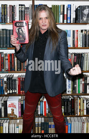 Chanteur Sebastian Bach assiste à la signature du livre de '18 et la vie sur Skid Row' au Réservez Revue le 5 décembre 2016 à Huntington, état de New York. Banque D'Images