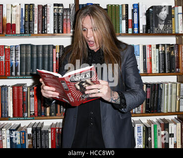 Chanteur Sebastian Bach assiste à la signature du livre de '18 et la vie sur Skid Row' au Réservez Revue le 5 décembre 2016 à Huntington, état de New York. Banque D'Images