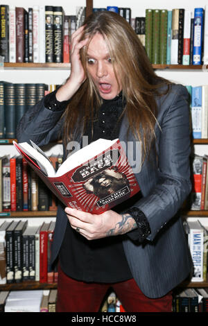 Chanteur Sebastian Bach assiste à la signature du livre de '18 et la vie sur Skid Row' au Réservez Revue le 5 décembre 2016 à Huntington, état de New York. Banque D'Images