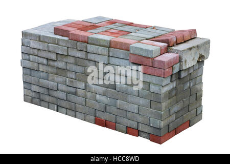 Neat pile de blocs de béton et briques pour trottoirs ou rues . Isolated on white Banque D'Images