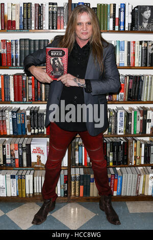 Chanteur Sebastian Bach assiste à la signature du livre de '18 et la vie sur Skid Row' au Réservez Revue le 5 décembre 2016 à Huntington, état de New York. Banque D'Images