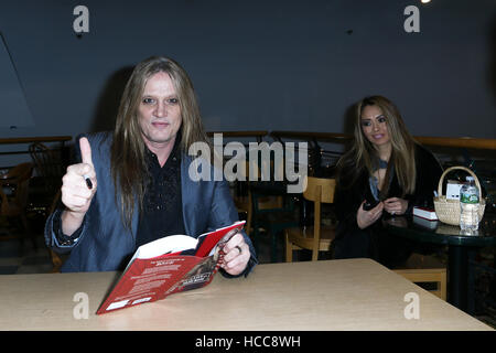 Sebastian Bach et épouse Suzanne assister à la signature du livre '18 et la vie sur Skid Row' au Réservez Revue le 5 décembre 2016. Banque D'Images