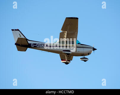 Cessna 172 Skyhawk approchant Wellesbourne aérodrome, Warwickshire, UK (G-OSKY) Banque D'Images