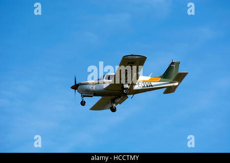 Piper PA-28R-200 Arrow Cherokee II près de l'Aérodrome de Wellesbourne, Warwickshire, UK (G-EGVA) Banque D'Images