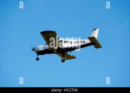 Piper PA-28R-200 Arrow Cherokee près de l'Aérodrome de Wellesbourne, Warwickshire, UK (G-AZOG) Banque D'Images