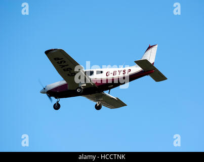 Piper PA28-181 Cherokee Archer II près de l'Aérodrome de Wellesbourne, Warwickshire, UK (G-BYSP) Banque D'Images