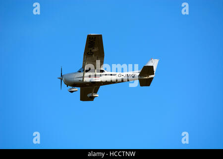 Cessna 172 Skyhawk approchant Wellesbourne aérodrome, Warwickshire, UK (G-JMKE) Banque D'Images