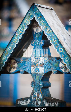 Image d'une croix peint traditionnel de Sapanta, Roumanie, dans un cimetière appelé 'le Cimetière Joyeux". Banque D'Images