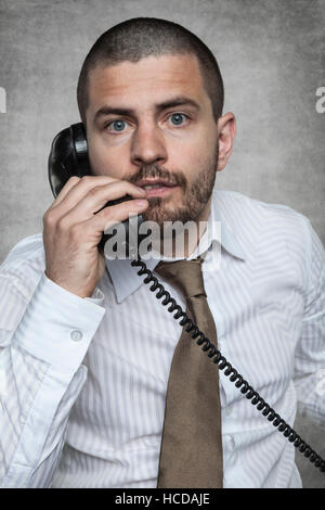 Portrait of a businessman talking on the phone Banque D'Images