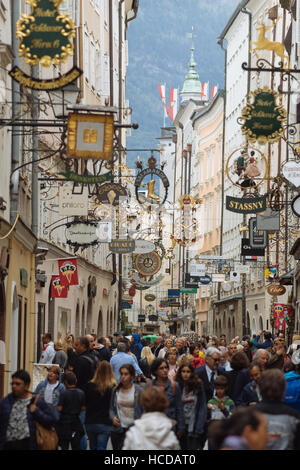 Salzbourg, Autriche - août 21, 2016 : la rue historique célèbre Getreidegasse avec de multiples panneaux publicitaires. Foule de personnes à pied et faire du shopping. Banque D'Images