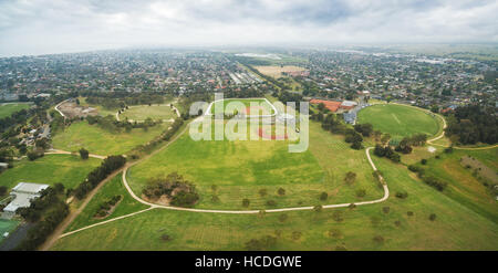 Vue panoramique vue aérienne de Bicentennial Park et entourant les banlieues à Chelsea, Melbourne, Australie Banque D'Images