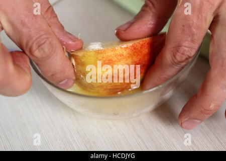 Mélanger les pommes de jus de citron. Faire Tarte Tatin à la cannelle série. Banque D'Images