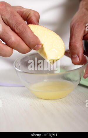 Mélanger les pommes de jus de citron. Faire Tarte Tatin à la cannelle série. Banque D'Images