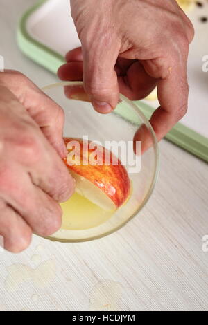 Mélanger les pommes de jus de citron. Faire Tarte Tatin à la cannelle série. Banque D'Images