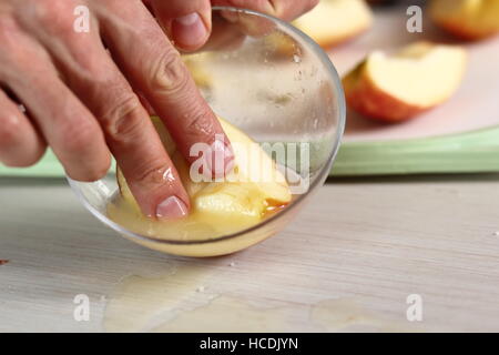 Mélanger les pommes de jus de citron. Faire Tarte Tatin à la cannelle série. Banque D'Images