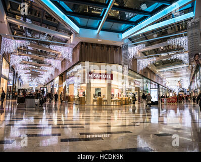 L'intérieur du nouveau centre commercial Broadway dans Bradford City Centre, prêt pour Noël avec un bon nombre de décorations partout Banque D'Images