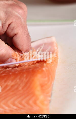 Suppression d'os de filet de saumon. Saumon en croûte de série. Banque D'Images