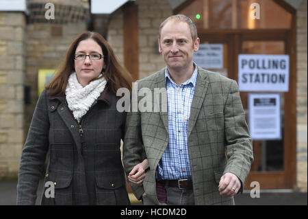 Candidat conservateur Dr Caroline Johnson (à gauche) et son mari Nik partir après l'exercice de leur droit de vote à la salle paroissiale d'Ancaster, Lincolnshire. Banque D'Images