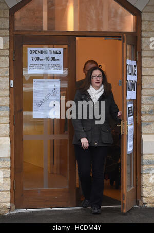 Candidat conservateur Dr Caroline Johnson quitte après avoir voté à Ancaster, salle paroissiale, Lincolnshire. Banque D'Images