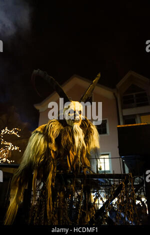 Krampus un rite typiquement tyrolienne (Diable) Masque en Bruneck ou Brunico, Südtirol, Alto Adige, le Tyrol du Sud - Italie Banque D'Images