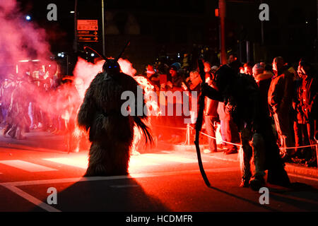 Krampus un rite typiquement tyrolienne (Diable) Masque en Bruneck ou Brunico, Südtirol, Alto Adige, le Tyrol du Sud - Italie Banque D'Images