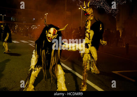 Krampus un rite typiquement tyrolienne (Diable) Masque en Bruneck ou Brunico, Südtirol, Alto Adige, le Tyrol du Sud - Italie Banque D'Images