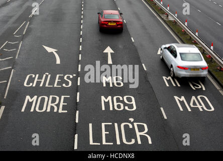 Signalisation des voies de circulation sur l'anneau de Coventry Road, West Midlands, Royaume-Uni Banque D'Images