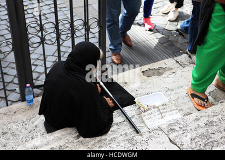 Vieille Femme mendiant sur les marches d'un des Saints Vincent et Anastase église près de la fontaine de Trevi à Rome, Italie Banque D'Images