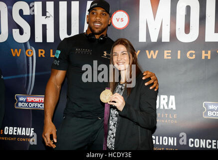 Anthony Joshua et Katie Taylor au cours de la conférence de presse à l'hôtel Radisson, Manchester. Banque D'Images