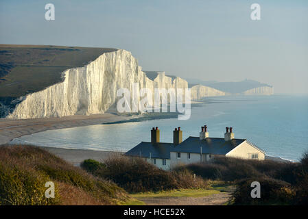 Sept Sœurs des falaises de craie. L'emblématique Sussex vue côtière du parc national des South Downs avec un soleil bas Banque D'Images