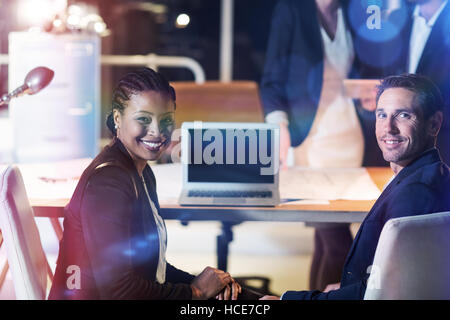 Portrait of businessman and businesswoman assis à leur bureau Banque D'Images