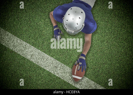 Image composite de joueur de football américain vers ball Banque D'Images