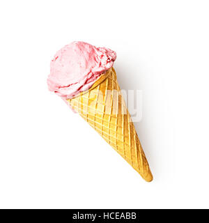 Glace à la fraise avec cône. Dessert sucré. Objet unique sur fond blanc chemin de détourage inclus. Mise à plat, vue du dessus Banque D'Images