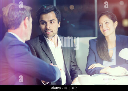 Businessman shaking hands with collègue Banque D'Images