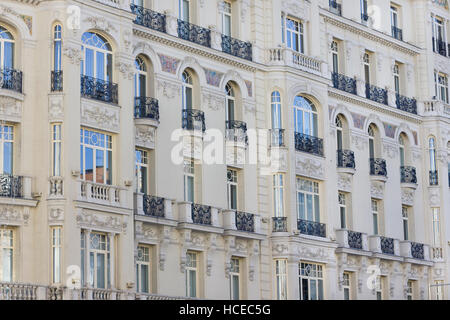 Bâtiment façade classique à Madrid (Espagne). Banque D'Images