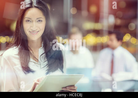 Happy businesswoman using digital tablet Banque D'Images