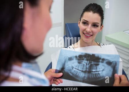 Dentiste de discuter avec plus de patients x-ray report Banque D'Images