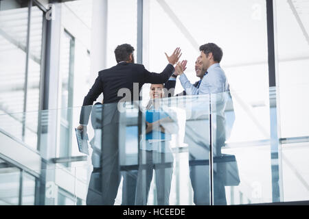 Groupe d'affaires offrant un rapport cinq Banque D'Images