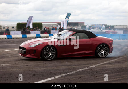 Démonstration effectuée à la dérive à bord d'une Jaguar F-Type S dans la zone adrénaline du Silverstone Classic 2016. Banque D'Images