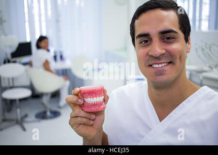 Portrait de dentiste détenant un ensemble de dentiers Banque D'Images