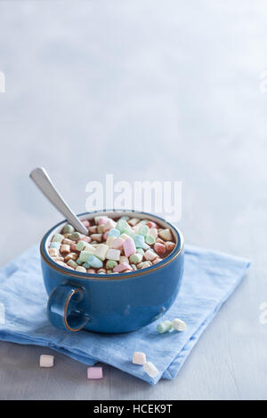 Chocolat chaud avec guimauves mini verre Banque D'Images