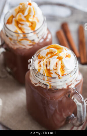 Chocolat chaud avec de la crème chantilly caramel en pot Mason Banque D'Images