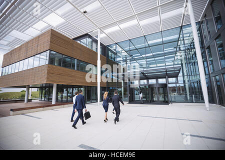 Les gens d'affaires dans l'entrée d'un immeuble de bureaux Banque D'Images