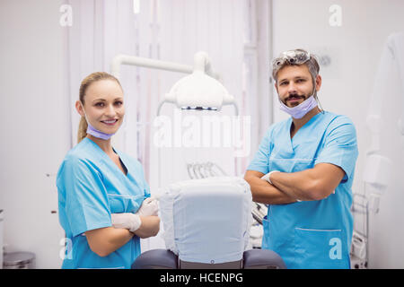 Dentiste debout avec les bras croisés à la clinique dentaire Banque D'Images