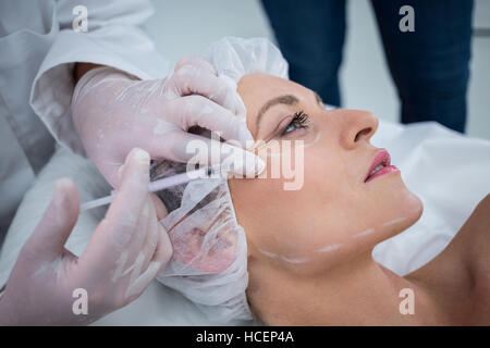 Femme avec la réception de visage botox injection Banque D'Images