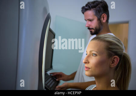 Woman receiving esthétique laser scan Banque D'Images