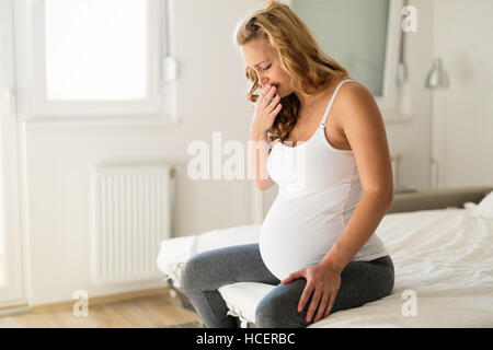 Femme enceinte souffrant de nausées le matin Banque D'Images