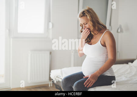 Femme enceinte souffrant de nausées le matin Banque D'Images